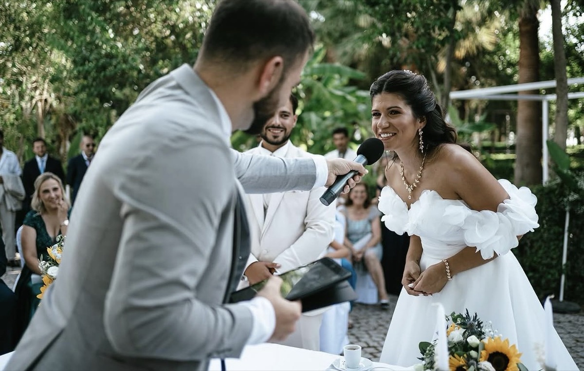 Dyego Inácio entregando o microfone à noiva durante cerimônia de destination wedding